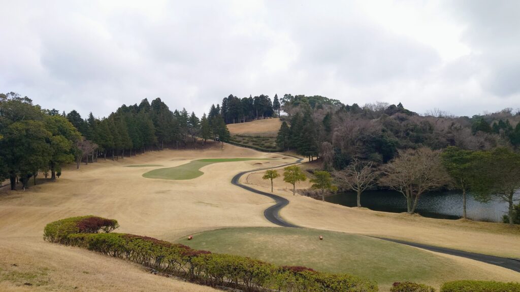 ロッテ皆吉台カントリー倶楽部 IN13番ホール 372Yミドル 左崖注意