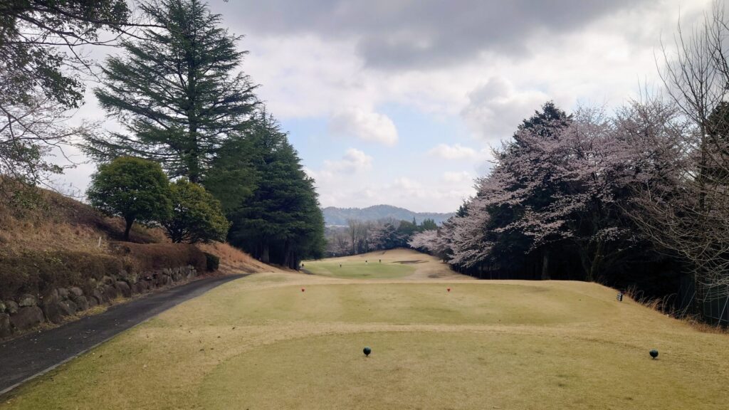 大厚木カントリークラブ 桜コース OUT 3番｜320Y ミドル