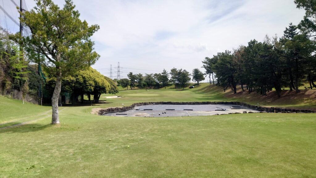 鎌倉パブリックゴルフ場　池はメンテナンス中