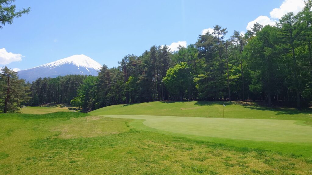 富士桜カントリー倶楽部　13番グリーンと富士山