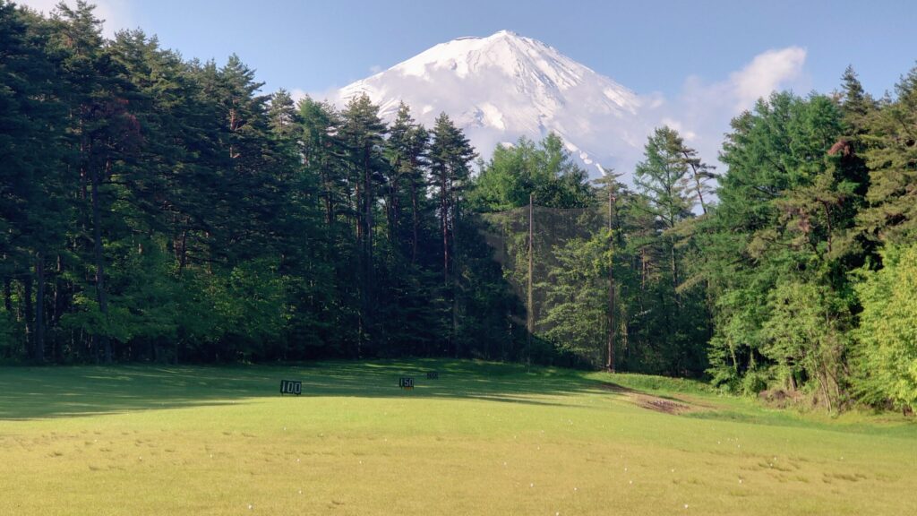 富士桜カントリー倶楽部　ドライビングレンジ　富士山