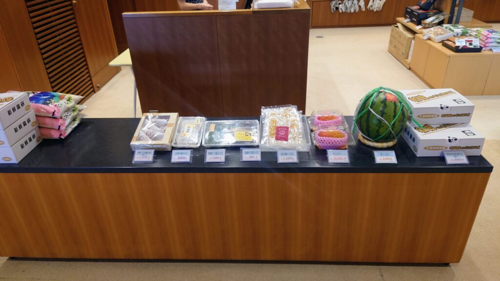 大利根カントリークラブ　和菓子やスイカが並ぶお土産コーナー