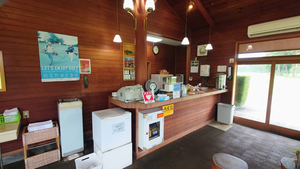 大利根カントリークラブ　売店内部のカウンターとドリンク類