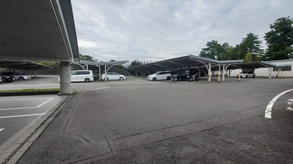 神有カントリー倶楽部の屋根付き駐車場（夏は日陰になるカーポート）