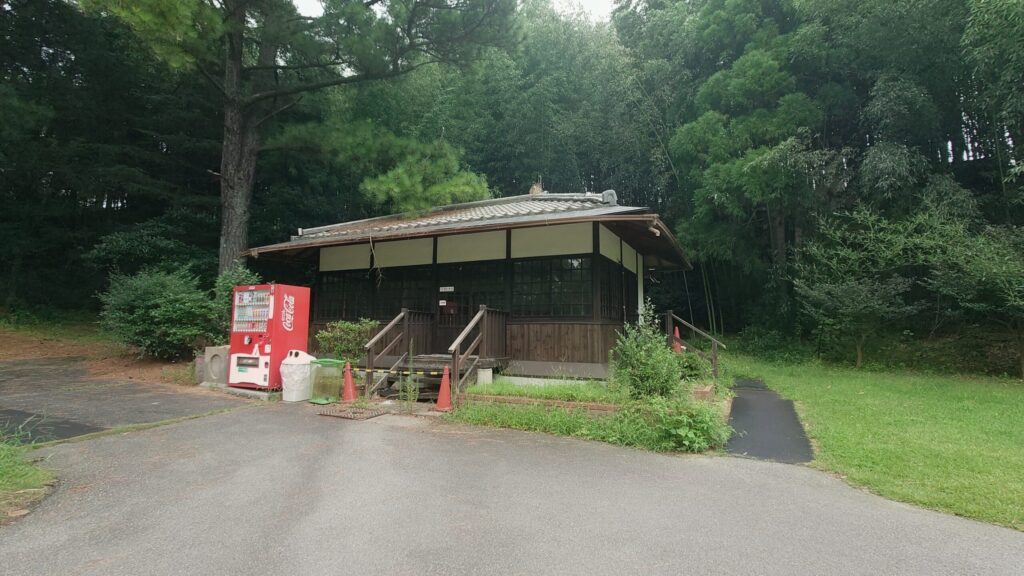 神有カントリー倶楽部のコース途中にある無人の休憩小屋（和風・OUTコース）