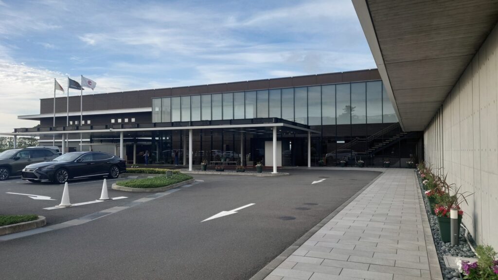 茨木国際ゴルフ倶楽部のクラブハウス外観とエントランス車寄せ