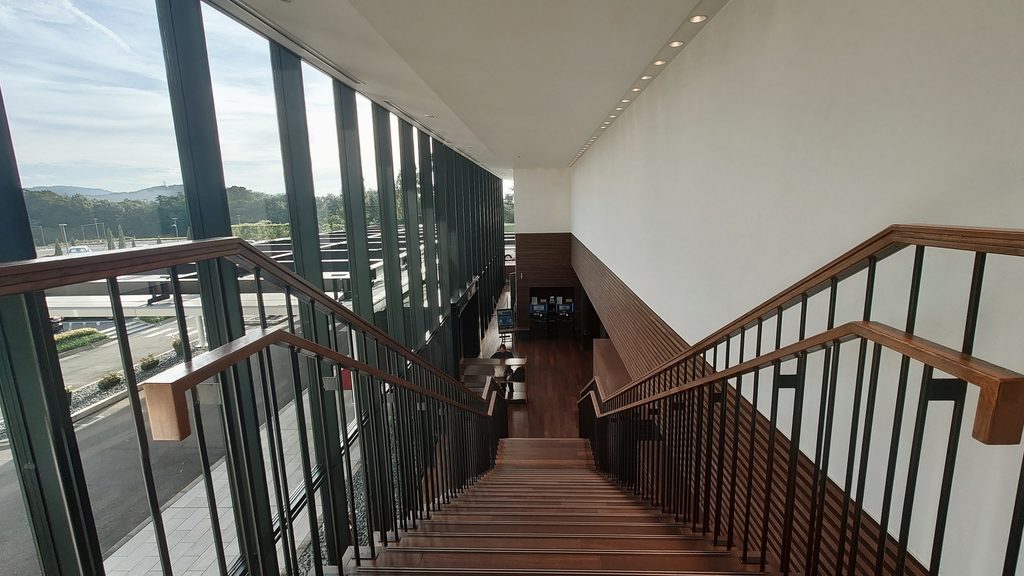 茨木国際ゴルフ倶楽部SKY HOUSEのガラス張りの階段と館内
