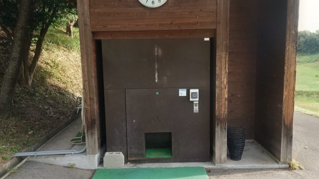 茨木国際ゴルフ倶楽部の練習場の自動ボール販売機