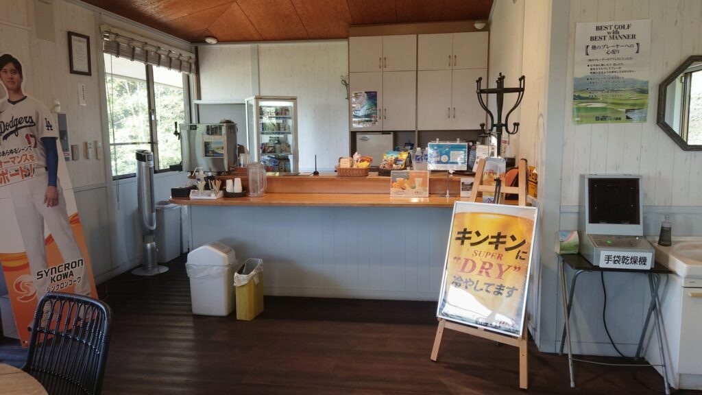 茨木国際ゴルフ倶楽部のコース売店内のカウンターとドリンクショーケース