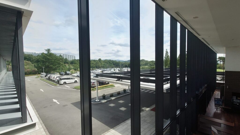 茨木国際ゴルフ倶楽部SKY HOUSEの窓と駐車場を望む館内