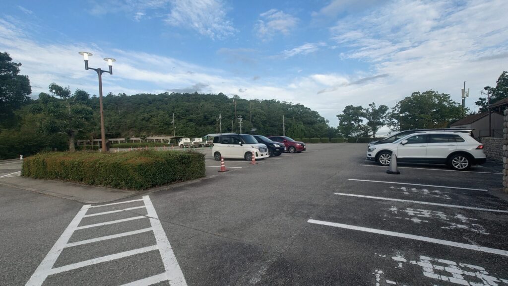 武庫ノ台ゴルフコースの広い駐車場と周囲の山並み