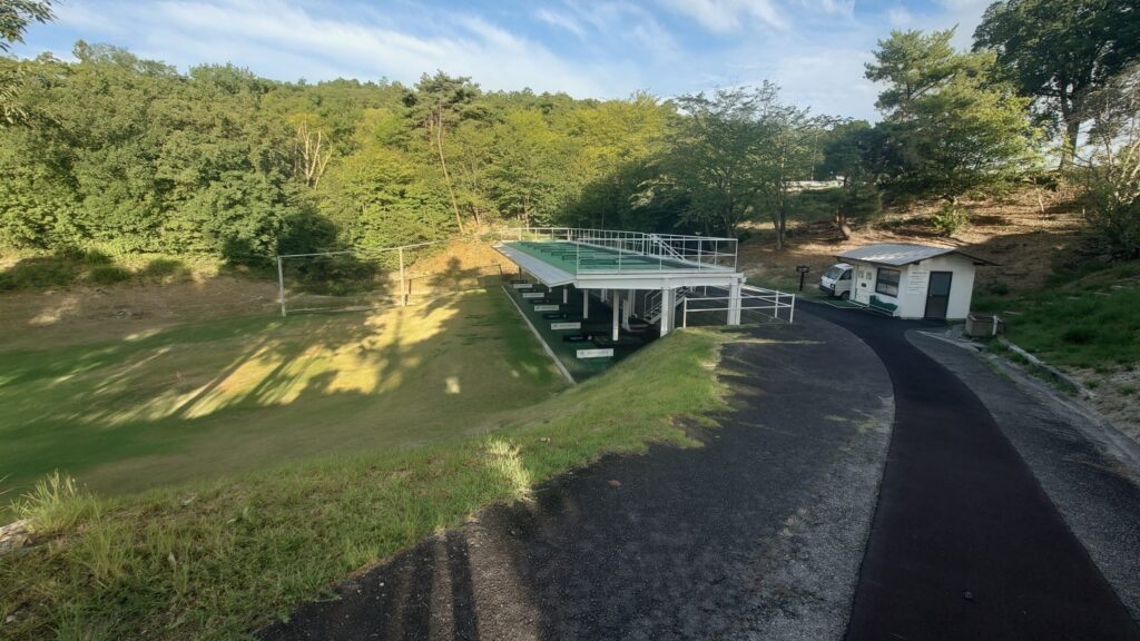 武庫ノ台ゴルフコースのドライビングレンジ全景