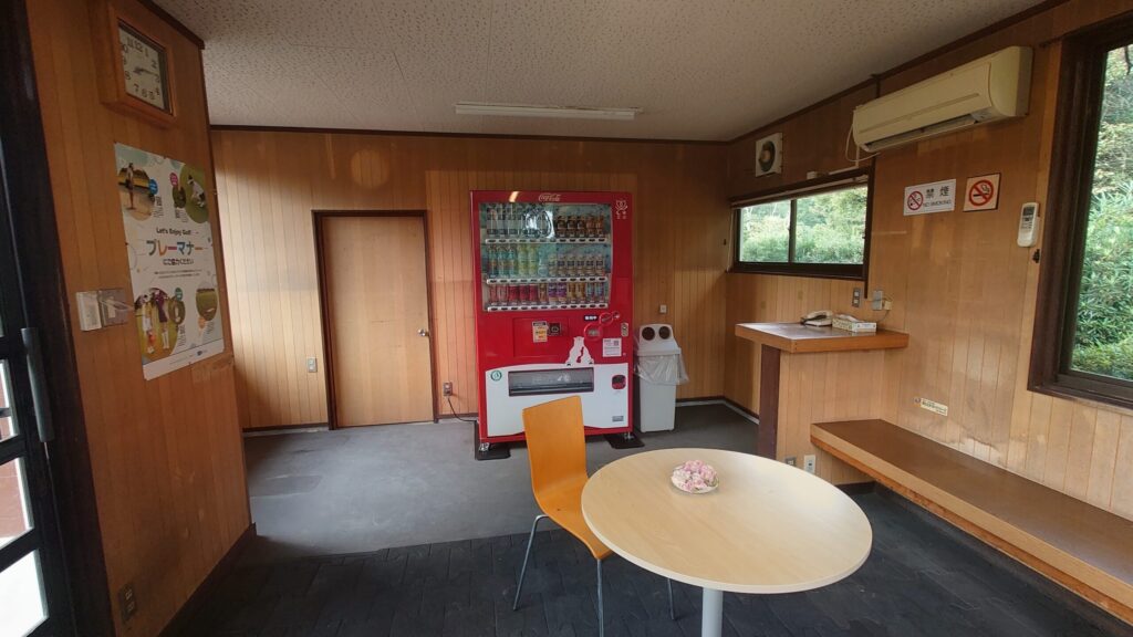 武庫ノ台ゴルフコースの休憩小屋内部と自動販売機