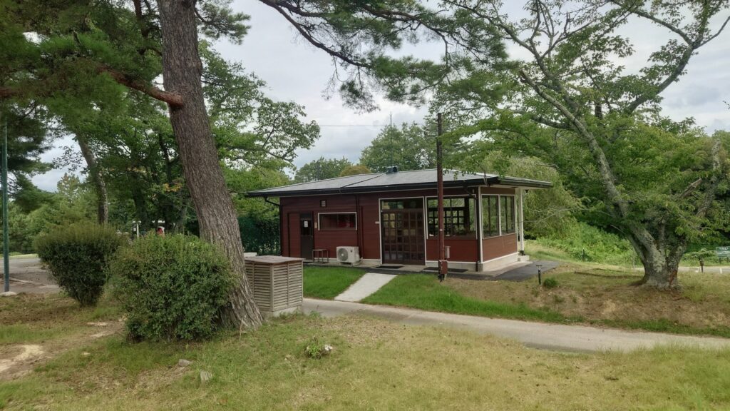 武庫ノ台ゴルフコースのコース売店（無人休憩小屋）外観