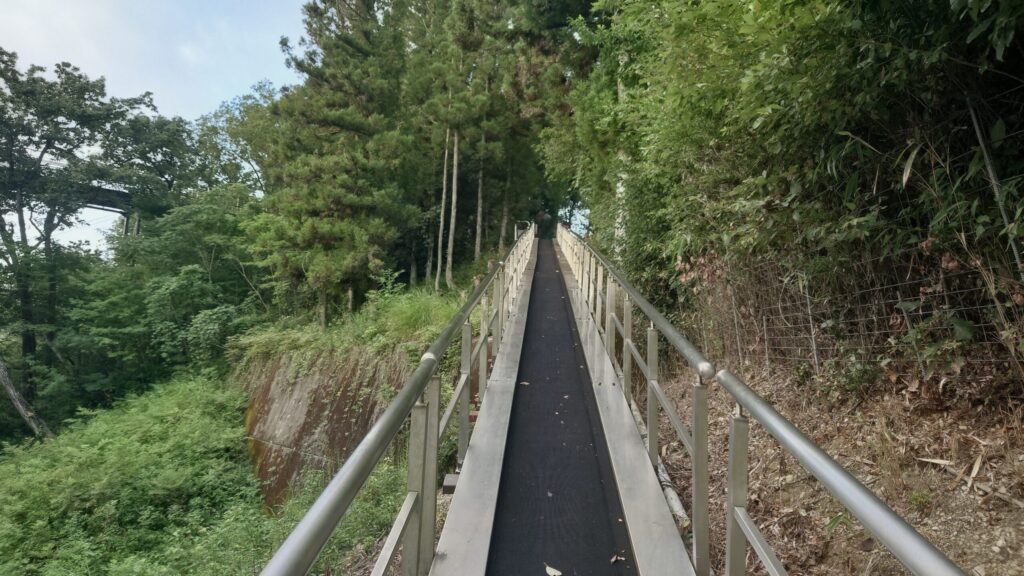 ライオンズカントリー倶楽部の練習場へ続くウォークスルー（動く歩道）