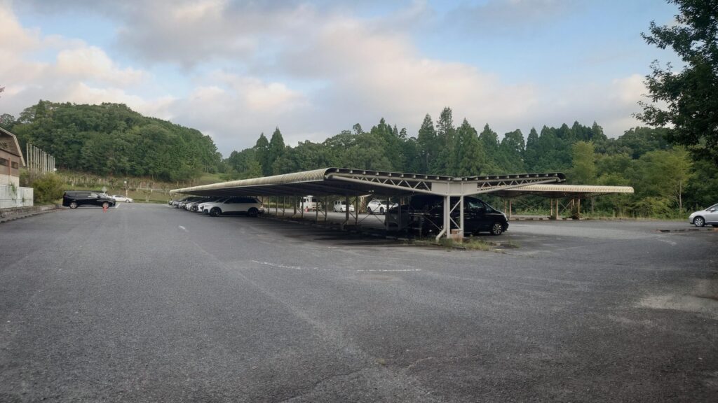 ライオンズカントリー倶楽部の屋根付き駐車場スペース