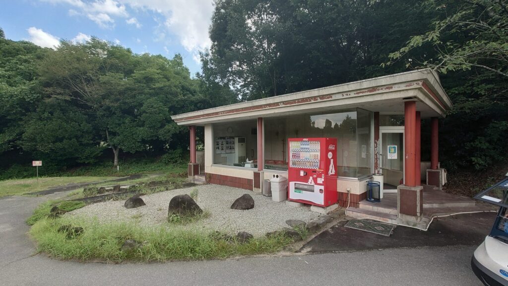 ライオンズカントリー倶楽部のレッドコース売店横にある自動販売機（コカ・コーラ）