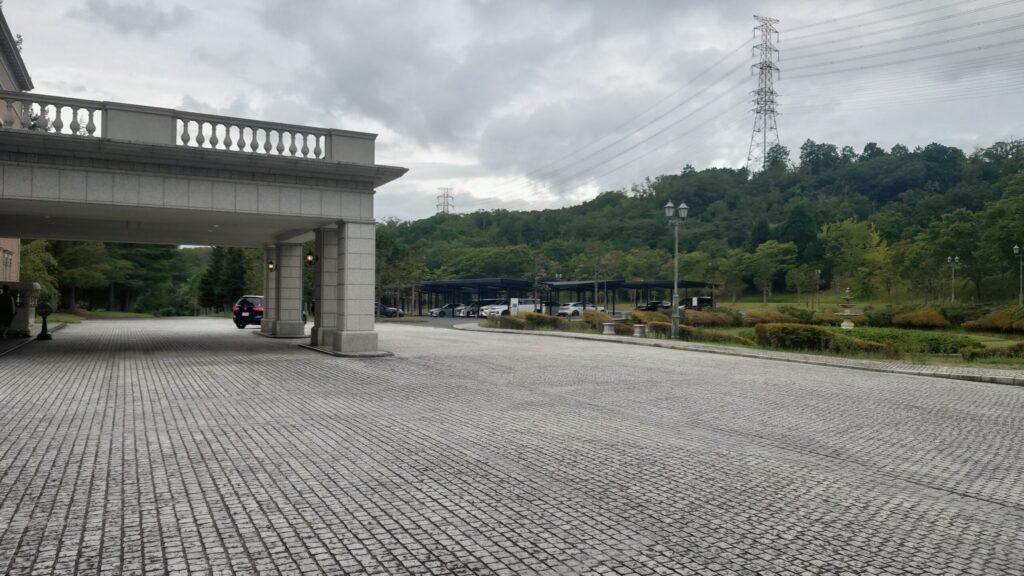 関西ゴルフ倶楽部のエントランス車寄せと石畳の車路