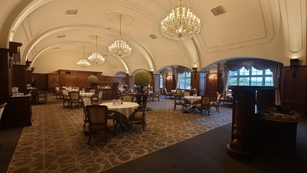 関西ゴルフ倶楽部のレストラン「DINING HALL」の店内
