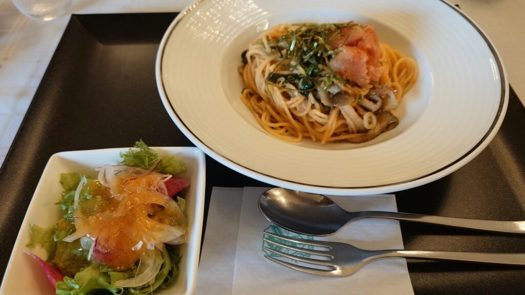 関西ゴルフ倶楽部レストランの明太子ときのこのパスタとサラダ