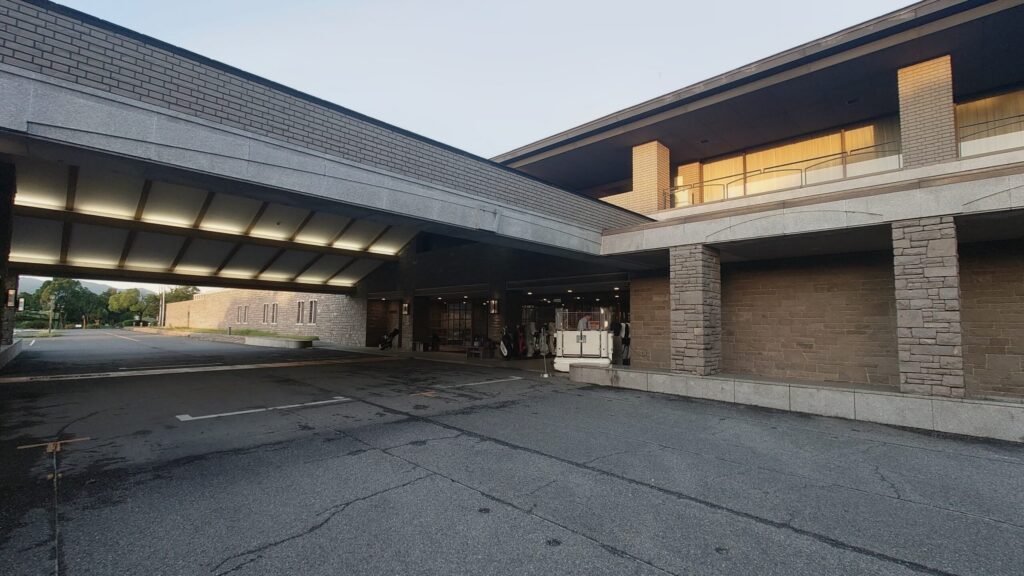 神戸グランドヒルゴルフクラブのエントランス横にあるキャディバッグ置き場
