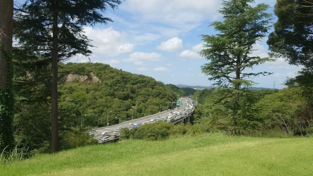 神戸グランドヒルゴルフクラブのコースから見える高速道路と渋滞