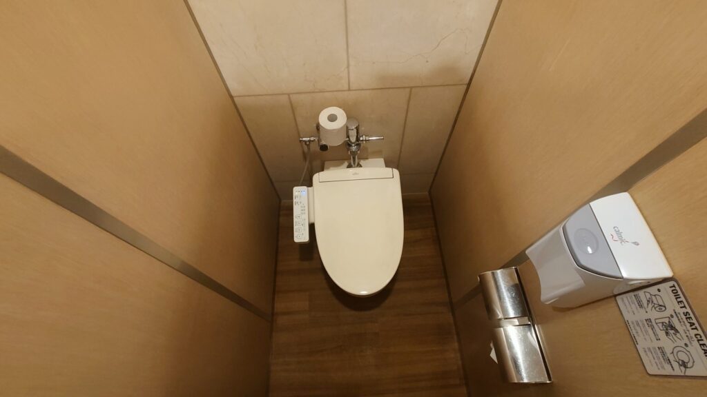 ウォシュレットと便座クリーナーが備え付けられたトイレの個室