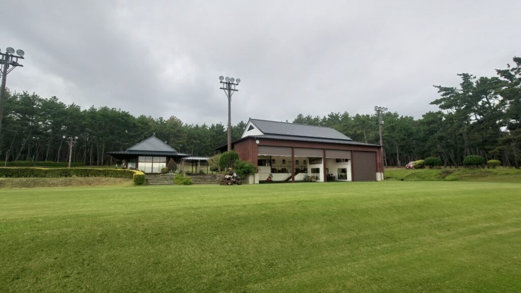 和風の屋根のフェニックスゴルフアカデミーの建物