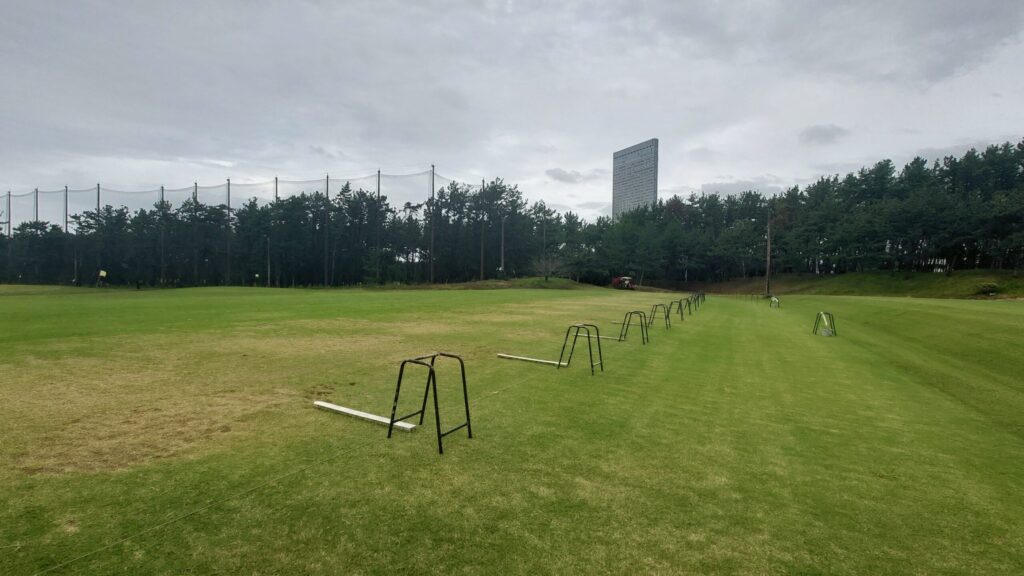 天然芝の打席が並ぶ練習場