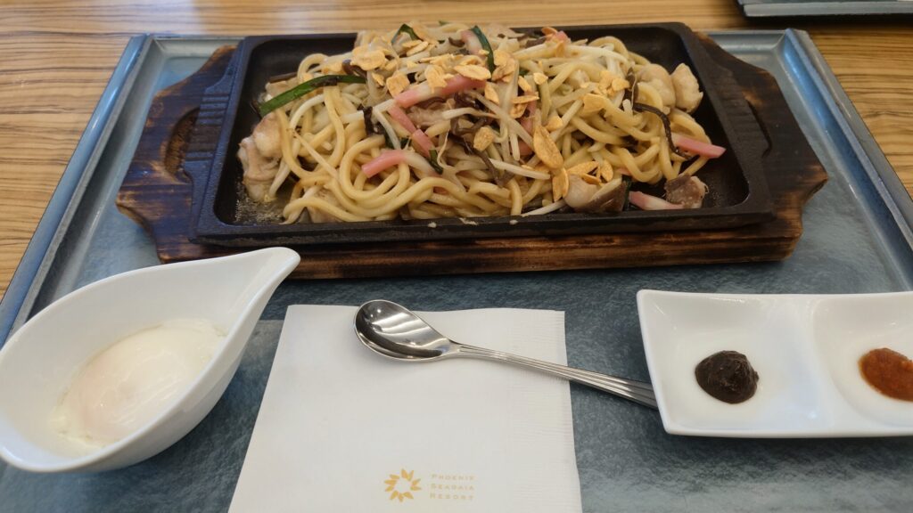 鉄板に盛られたスタミナもつ焼きラーメン