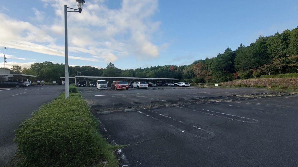 富士スタジアムゴルフ倶楽部 北コースの駐車場と奥の屋根付き駐車場