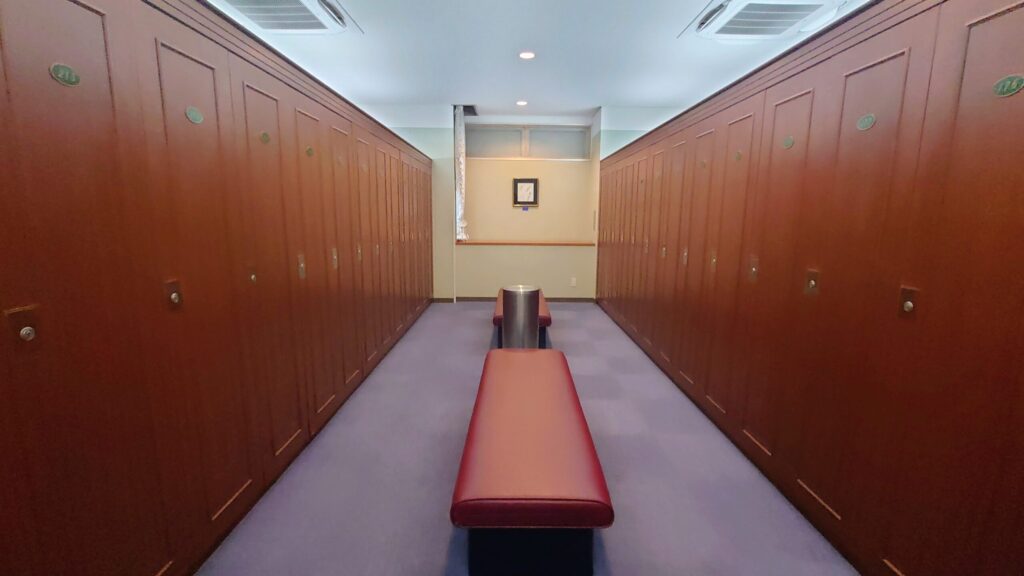 富士スタジアムゴルフ倶楽部 北コースのロッカー通路とベンチ