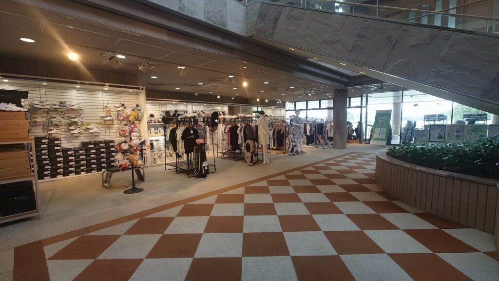 青島ゴルフ倶楽部のクラブハウスのウェア売り場と大階段