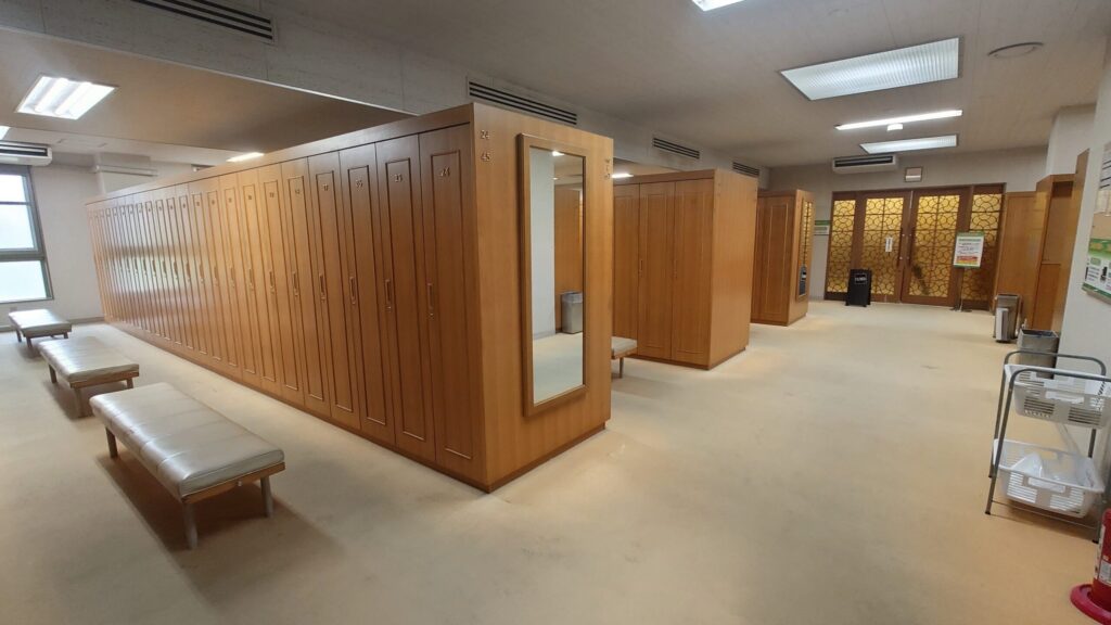 青島ゴルフ倶楽部のロッカールームの通路
