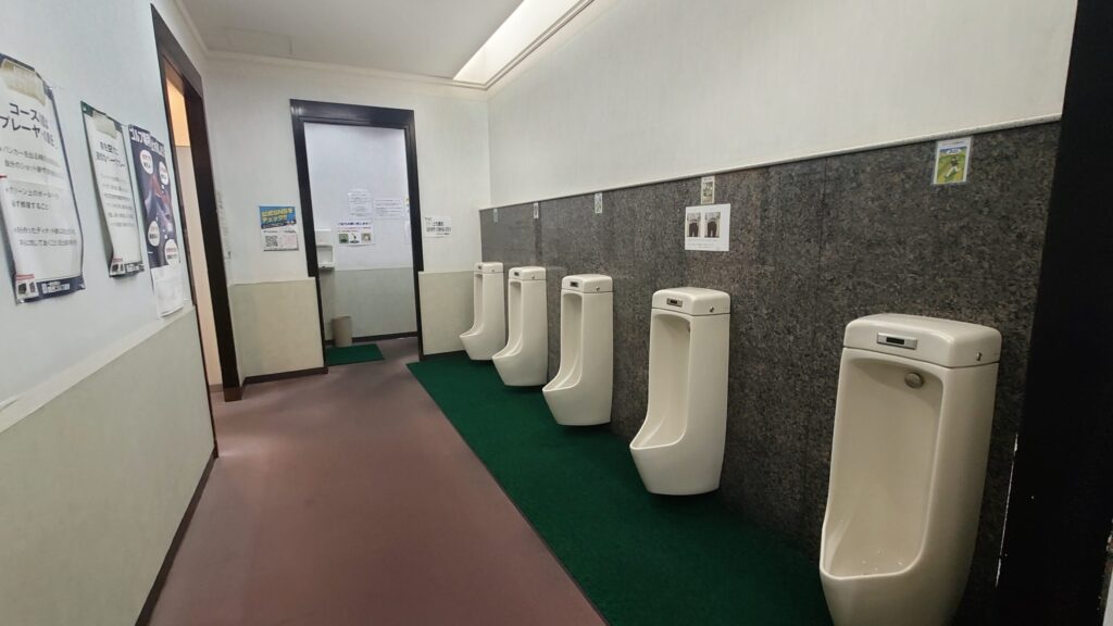 富士スタジアムゴルフ倶楽部 北コースの男性用トイレ