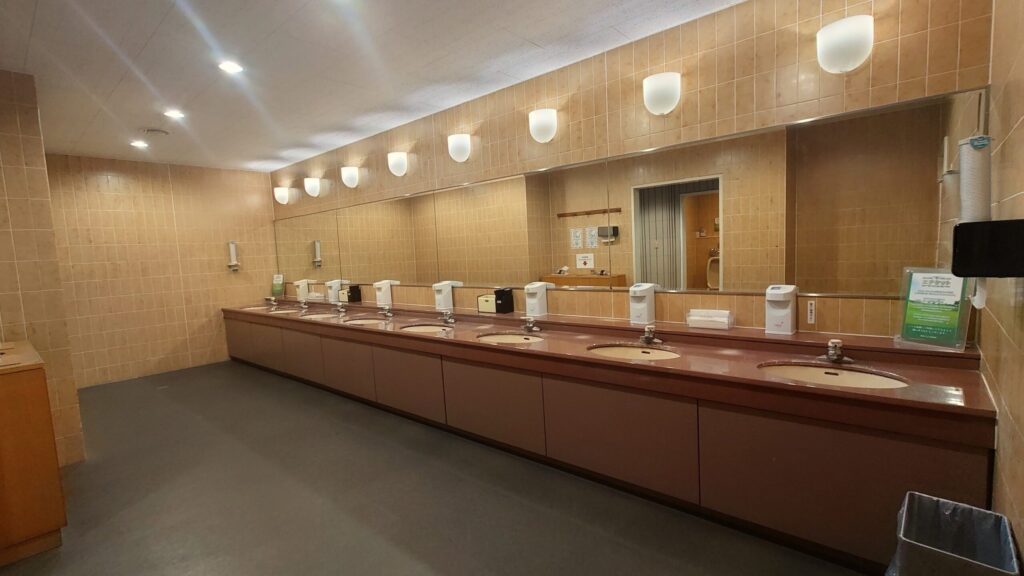 青島ゴルフ倶楽部のトイレの洗面台と鏡