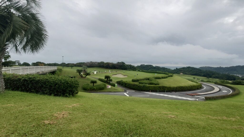 青島ゴルフ倶楽部の練習場の打席と周辺の景色
