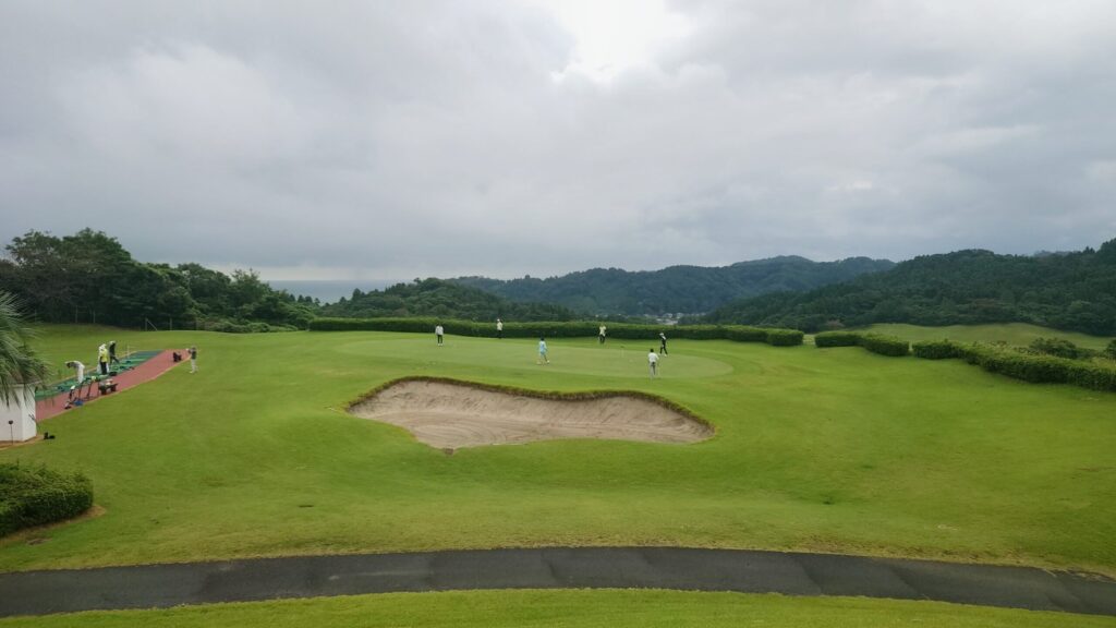 青島ゴルフ倶楽部のアプローチ練習場とバンカー練習場
