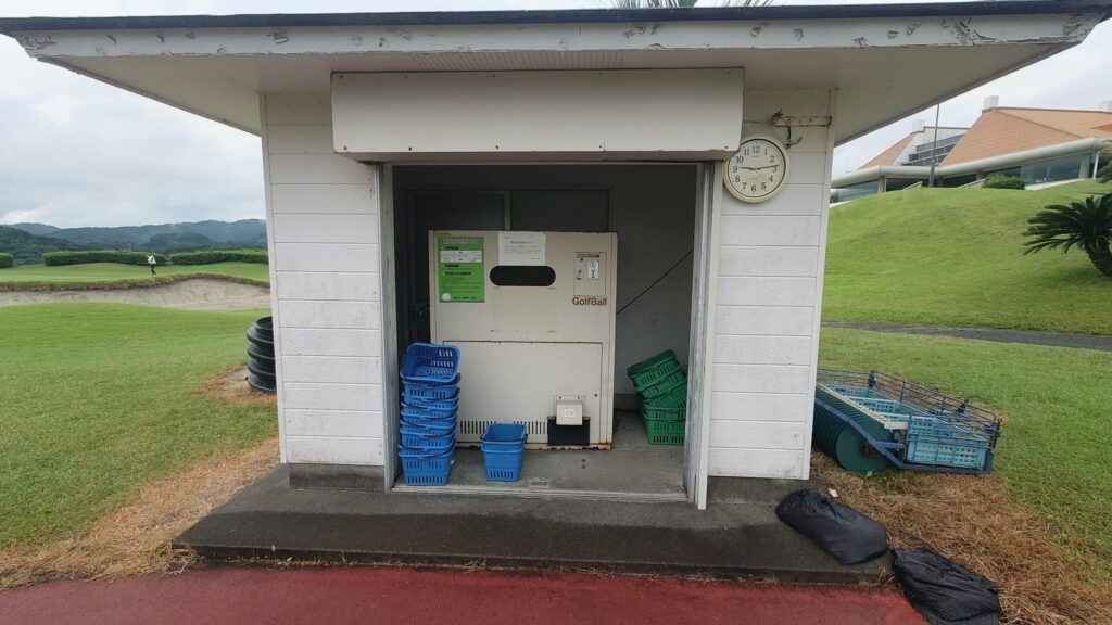 青島ゴルフ倶楽部の練習場のボール機と練習カゴ