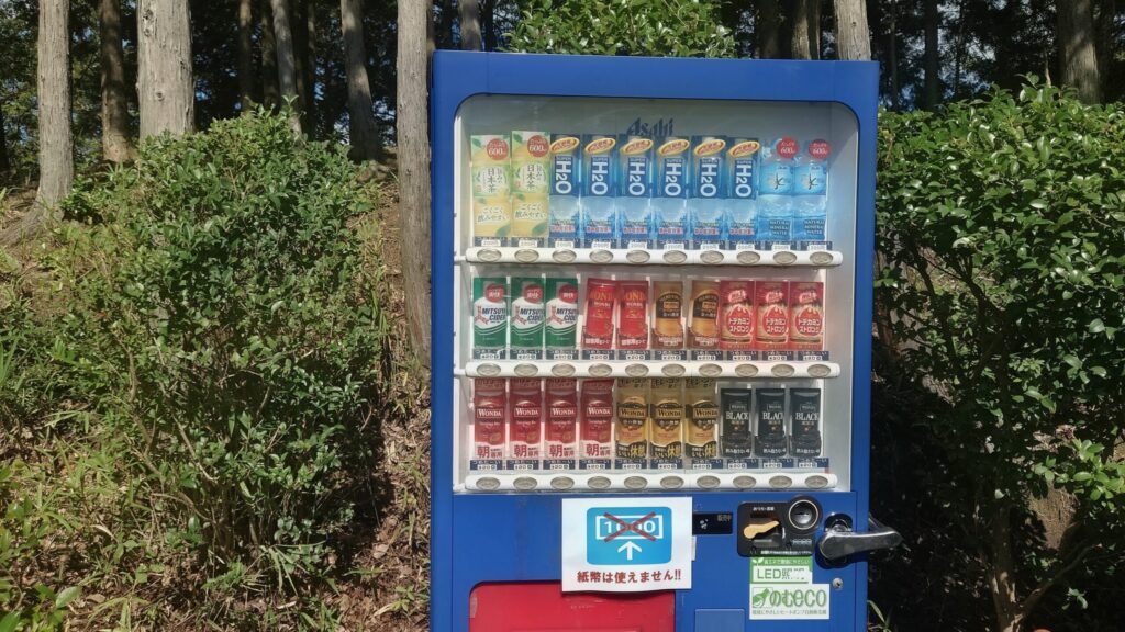 富士スタジアムゴルフ倶楽部 北コースの自動販売機と紙幣使用不可の案内