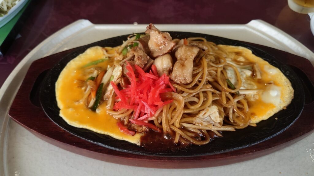 富士スタジアムゴルフ倶楽部 北コースの鉄板牛もつ焼きそば