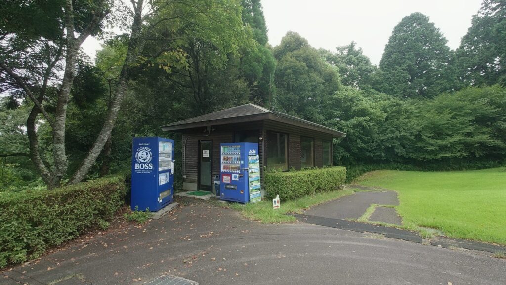 富士スタジアムゴルフ倶楽部 北コースのログハウス風の茶店と自動販売機
