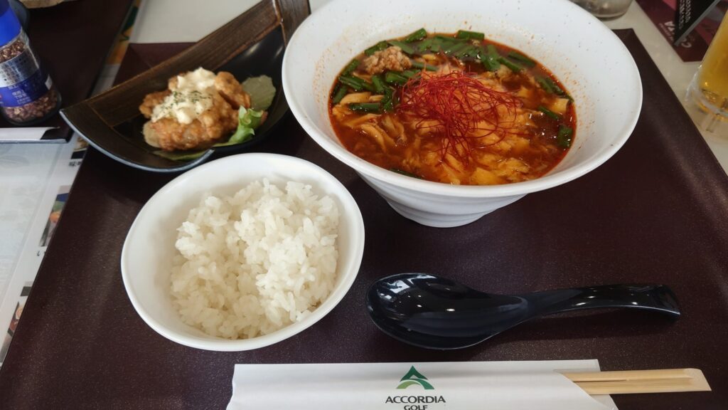 青島ゴルフ倶楽部のレストランの宮崎辛麺とチキン南蛮
