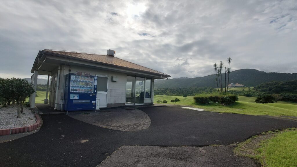 青島ゴルフ倶楽部の休憩所とコースの景色