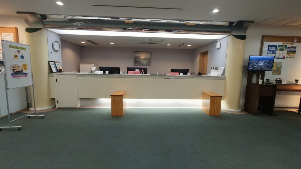 鹿野山ゴルフ倶楽部のクラブハウス受付カウンター