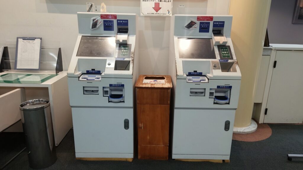 鹿野山ゴルフ倶楽部の自動精算機とロッカーキー返却ボックス