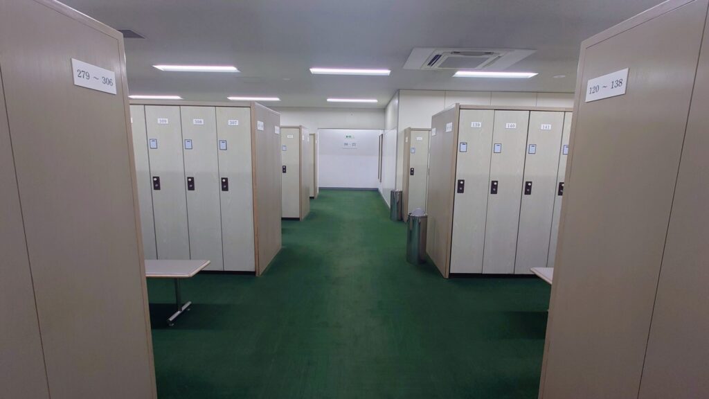 鹿野山ゴルフ倶楽部の明るいロッカールーム