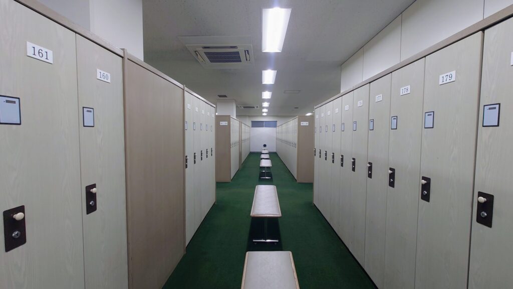 鹿野山ゴルフ倶楽部の明るいロッカールーム通路