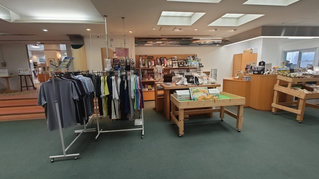 鹿野山ゴルフ倶楽部のゴルフショップと地元名産品の売り場