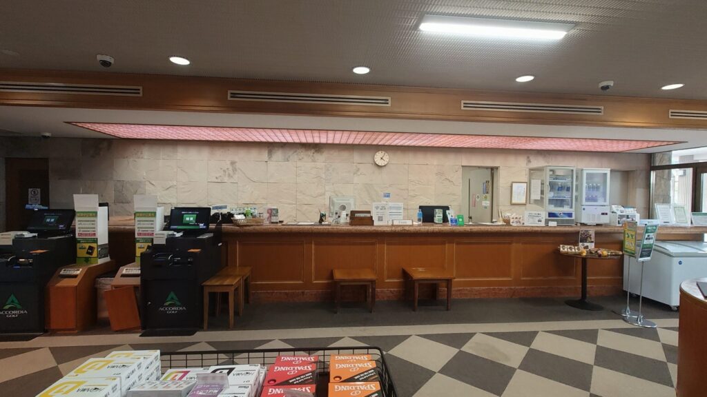 青島ゴルフ倶楽部のクラブハウスの受付カウンター